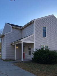 Building Photo - 3 Bedroom 2 bath TownHome