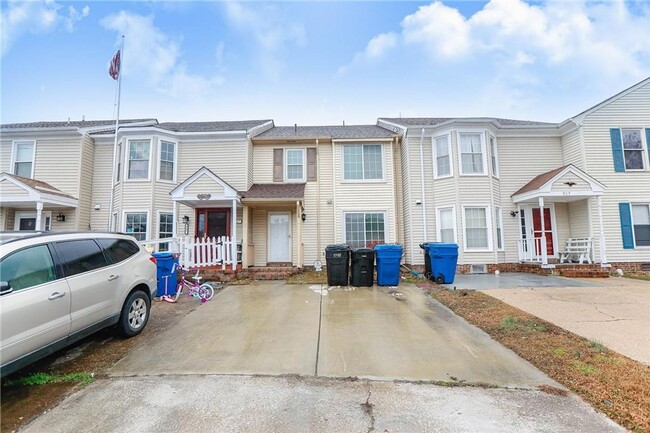 Primary Photo - "Spacious Townhouse in Prime Location – Cl...