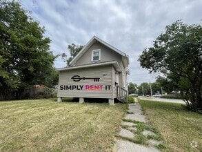 Building Photo - 3 Bedroom with Hardwood Floors on Campus!