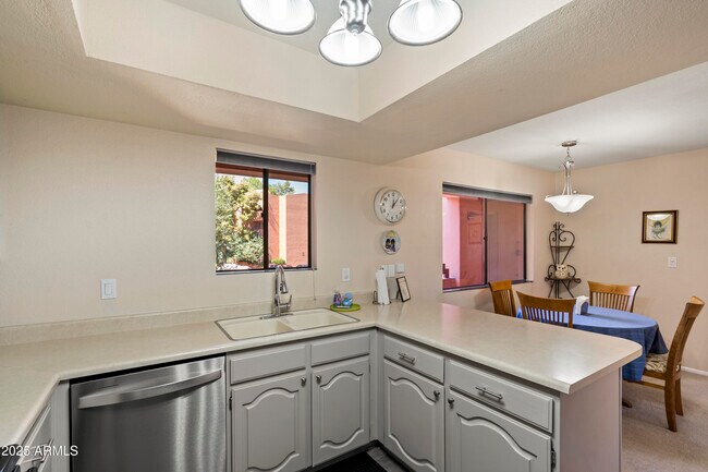 Building Photo - 4303 E Cactus Rd