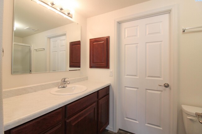 Building Photo - 3 Bed/2 Bath Home in Kennewick