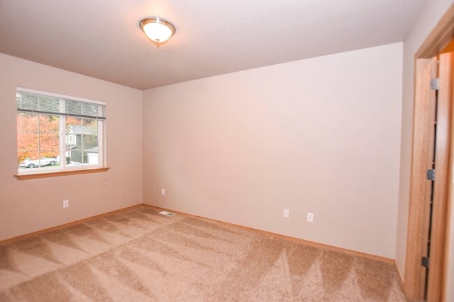Building Photo - 2-story home on private cul-de-sac!