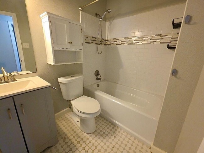 Building Photo - 2401 La Casa Dr