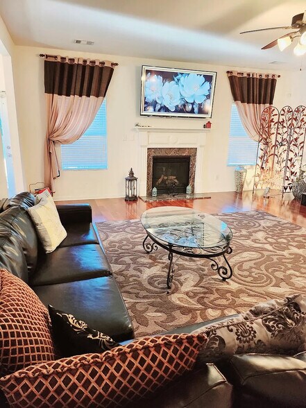 Building Photo - Room in House on Kestrel Cir