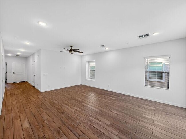 Building Photo - Stunning New 3Beds/2.5Bath Townhome in Phoenix, AZ!