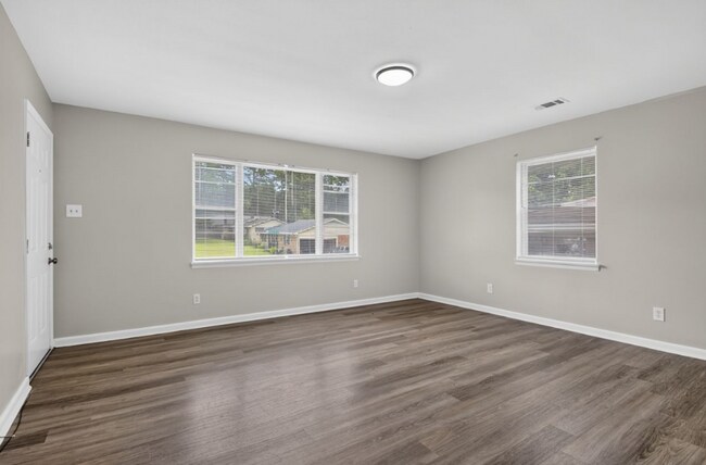 Building Photo - Midtown Living with Modern Conveniences – Prime Little Rock Location!