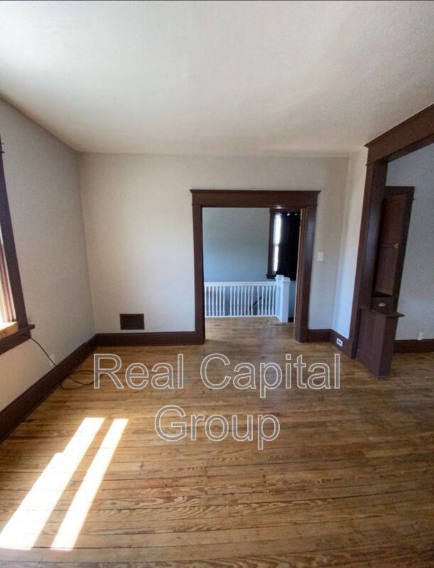 Building Photo - 102 Macamley St