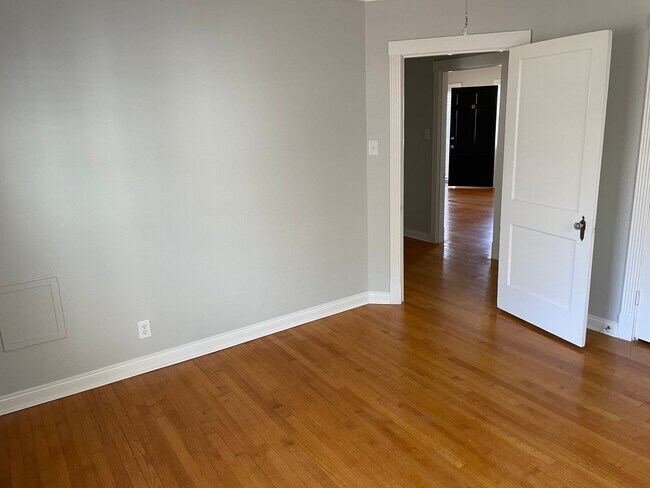 Building Photo - Remodeled Broadmoor Beauty