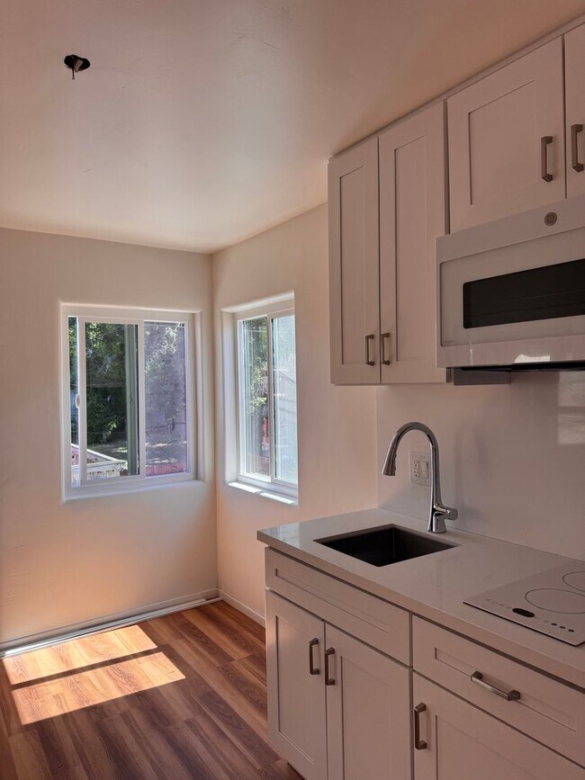 Building Photo - Studio with large private patio - Newly Re...