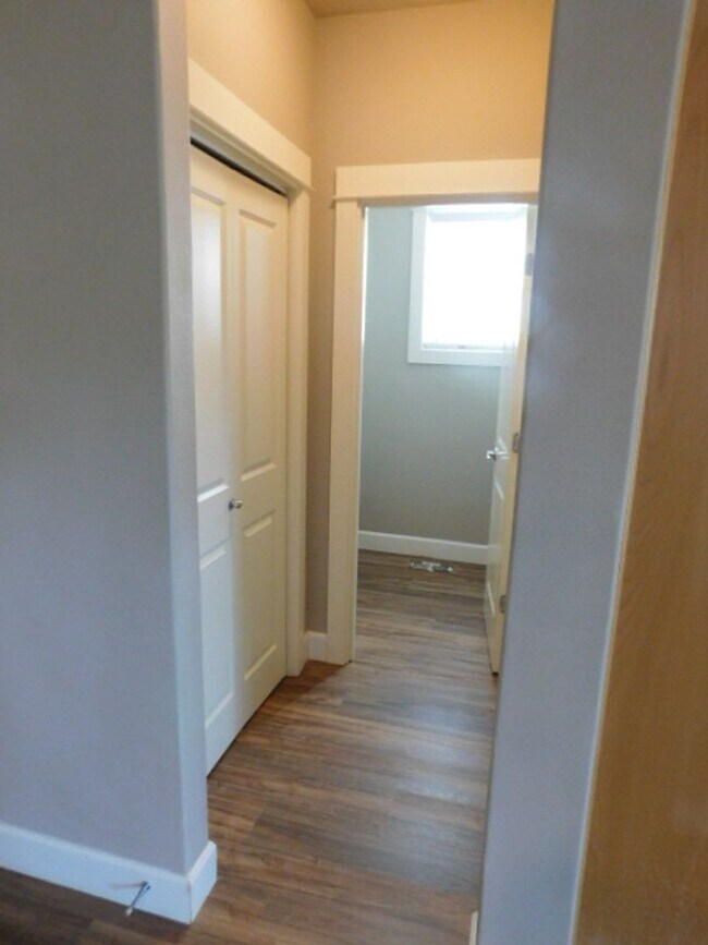 Building Photo - 4Bd/2.5Ba Two Story House - Available to View!