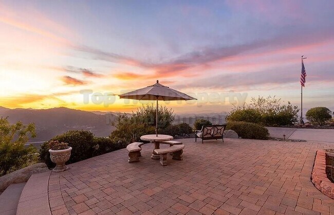 Building Photo - Luxurious Mediterranean 4 bed / 3 bath / 3...