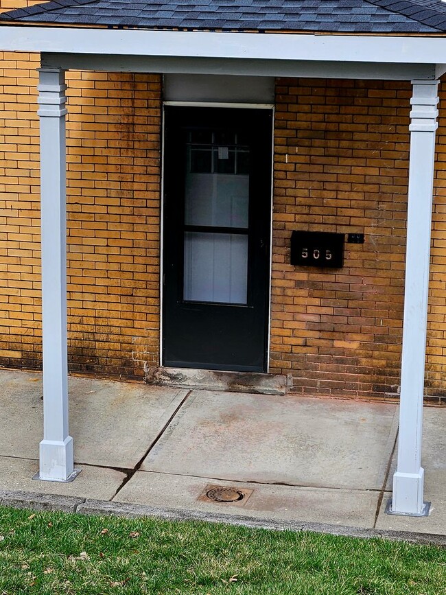 Building Photo - 505-507-507 Russellwood Ave