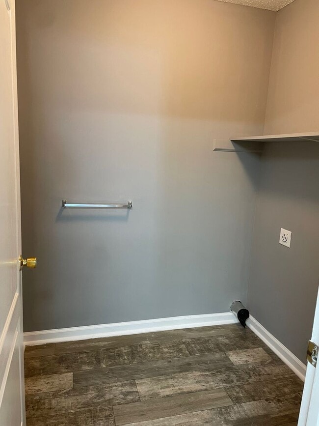 Building Photo - 3-4 Bed with 2 full baths and 2 car garage...