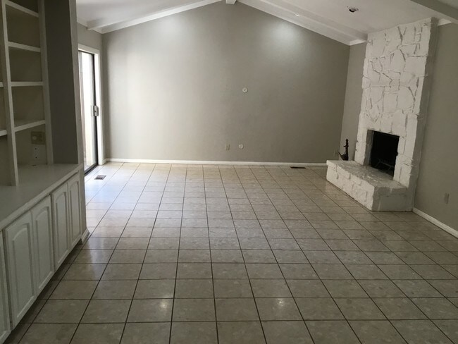Building Photo - 3205 Raintree Rd