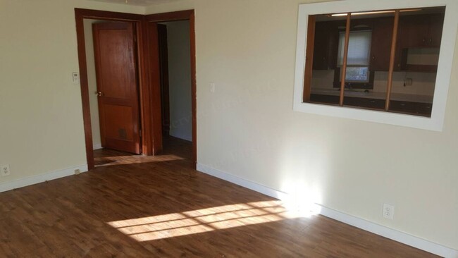 Building Photo - 2 Bed 1 Bath 900 SQFT Home in Bolivar! Cal...