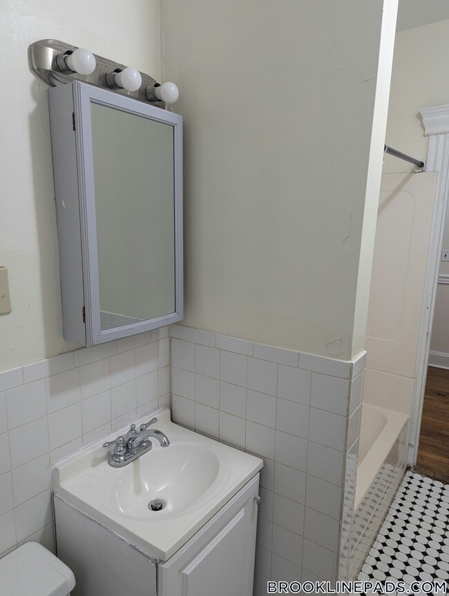 Building Photo - 364 Riverway