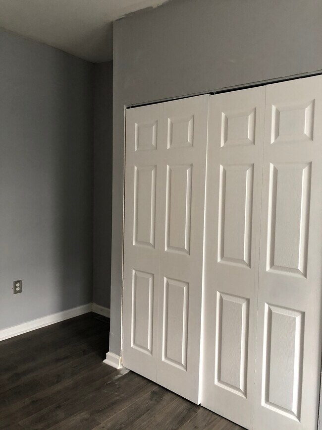 Building Photo - 405 S Vincent St