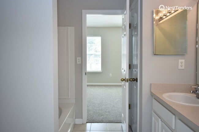 Building Photo - Three Bedroom in Cambridge at Oak Leaf Pla...