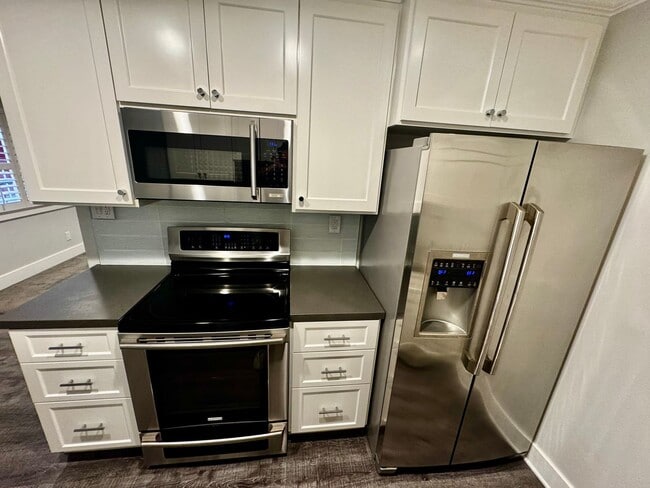Building Photo - REMODELED 1 BEDROOM CONDO - Naples Island ...