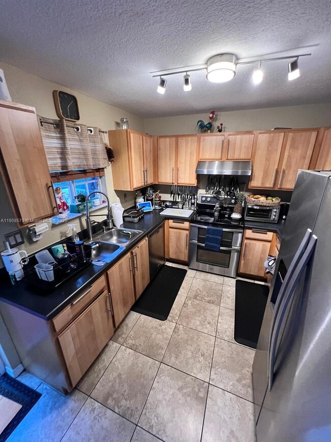 Building Photo - 2098 NE 167th St