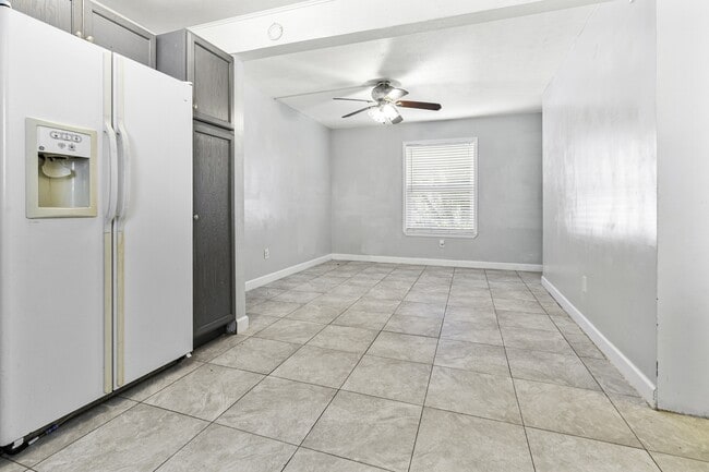 Building Photo - 421 Holy Cross Pl