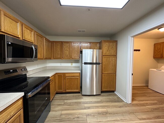 Building Photo - Caledonia Condo! Two Bedroom - Two Full Ba...