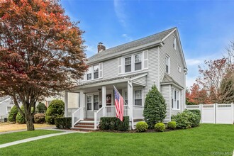 Building Photo - 23 W 7th St