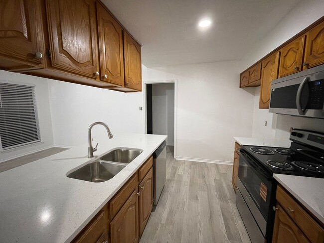 Building Photo - 2422-2424 Sherry Street