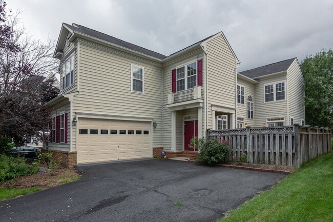 Building Photo - Spacious, Light-Filled Home in the Desirable Broadlands