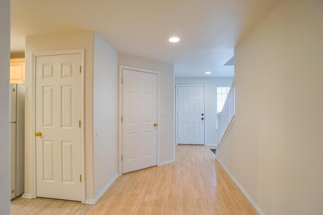 Building Photo - THREE BEDROOM TOWNHOME WITH GARAGE ACROSS FROM SHOPPING AND DINING