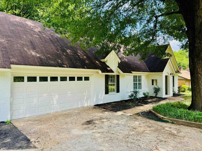 Building Photo - 2212 Howard Rd