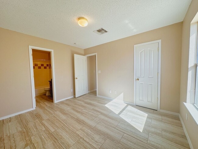 Building Photo - Eastside 3 Bedroom 2 Bath