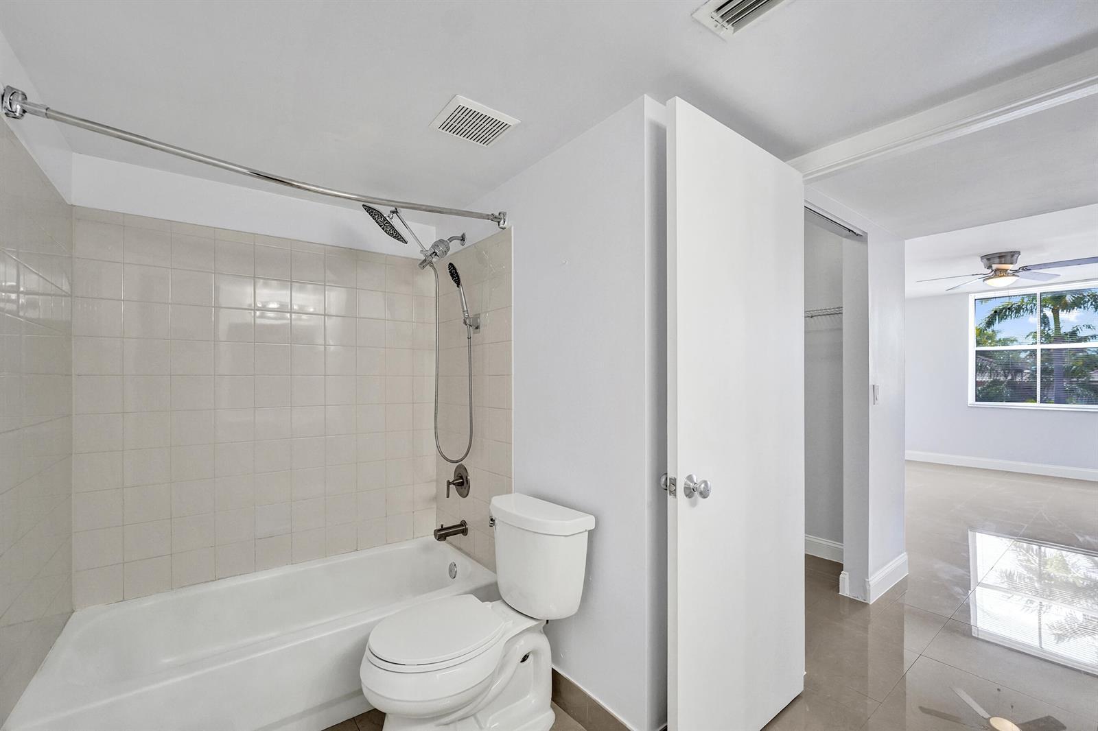 Building Photo - 1450 SE 3rd Ave