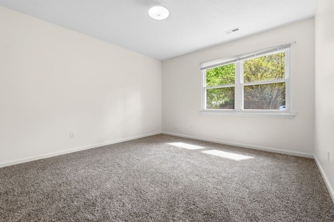 Building Photo - Fully Repainted 2be/1.5ba Duplex With Easy Access To The Highway