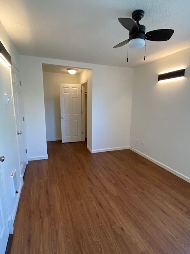 Building Photo - 2bd 1ba Updated Camas Townhome w/ 1214 sq ft!