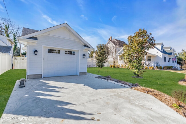 Building Photo - 611 St Clair Ave