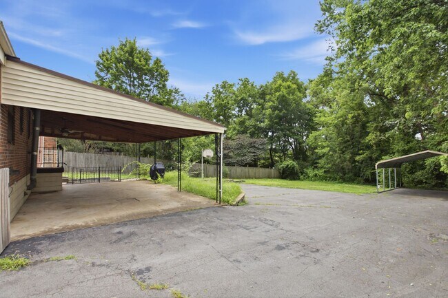 Building Photo - Donelson mid-mod ranch with full unfinished basement workshop, large yard, 3 BR 1 Bath, 20 minute...
