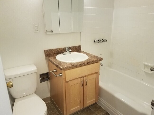 Building Photo - 600 9th Apartments