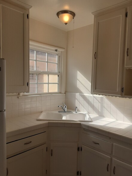 Kitchen - 10857 Jefferson Blvd