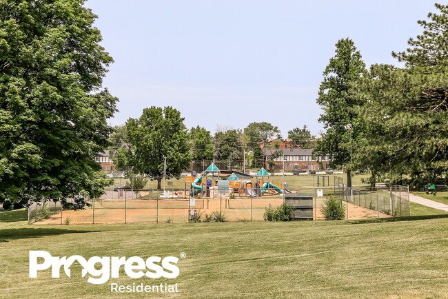 Building Photo - 251 Flora Dr