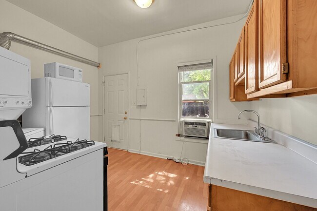 Building Photo - $1,495.00 - 1 Bedroom, 1 Bathroom, Multipl...