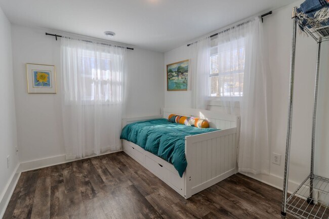 Building Photo - Quiet Cottage in the Trees