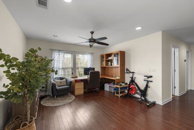 Building Photo - 3 Bed 2.5 Bath Home with 2 Car Garage and Fenced Backyard