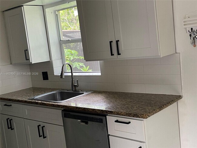 Building Photo - 881 NE 156th Terrace