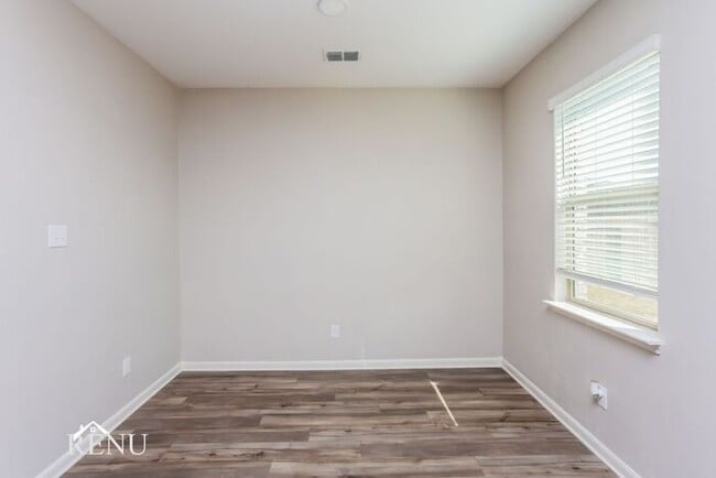 Building Photo - 1923 Hialeah Dr