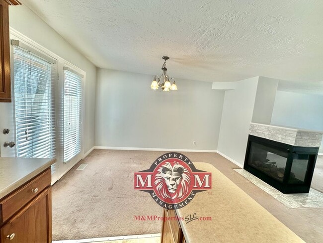 Building Photo - Great 2 Bd 2.5 Bath Townhome in Sandy