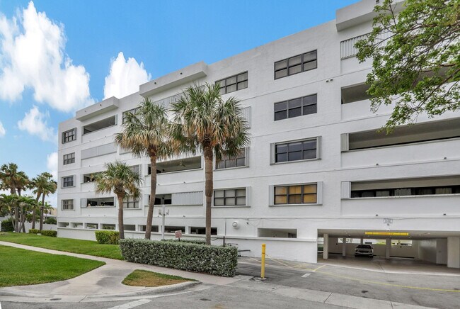 Building Photo - 330 SE 20th Ave