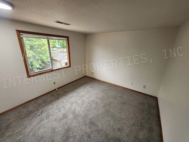 Building Photo - Spacious 4bd 2.5ba Rock Creek Home With 2 ...