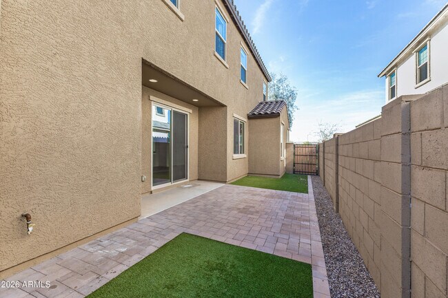 Building Photo - 2042 W Lariat Ln