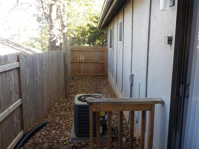 Building Photo - 2708 Parker Ln